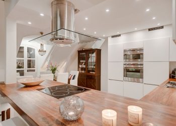 Üvegpadló a belső két szint között, fehér falak és meleg fa padló - egy rendkívül látványos tetőtéri lakás