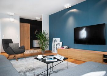 Unalmasnak gondolod a szürke színt? Elegáns lakás remek szürke, kék, fa színpalettával