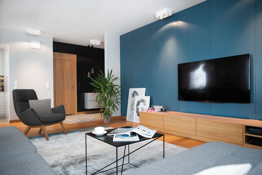 Unalmasnak gondolod a szürke színt? Elegáns lakás remek szürke, kék, fa színpalettával