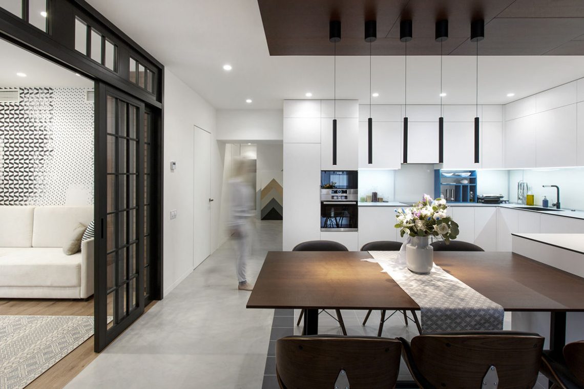 Letisztult, modern lakberendezés - kényelmet és nyugalmat sugárzó terek egy pár lakásában - fehér, fa, mikrocement, kék és zöld