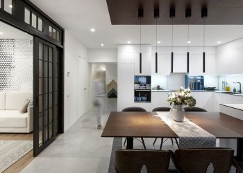 Letisztult, modern lakberendezés - kényelmet és nyugalmat sugárzó terek egy pár lakásában - fehér, fa, mikrocement, kék és zöld