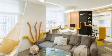 Modern, nem szokványos lakberendezés futurisztikus elemekkel, sárga kiegészítőkkel, átszervezett terekkel egy 114m2-es lakásban