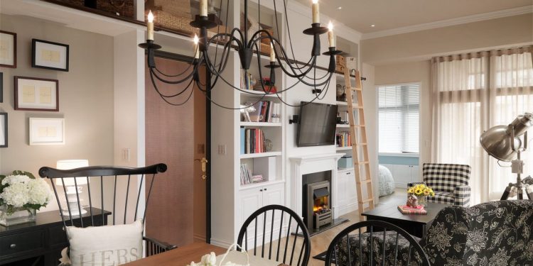 Kellemes színekkel és textilekkel, változatos anyagokkal, amerikai stílusban berendezett lakás