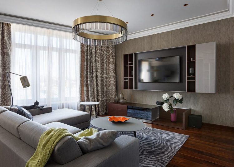 Nappali és konyha egy térben - egy gyönyörű példa szürkéskék konyhával és meleg árnyalatokkal