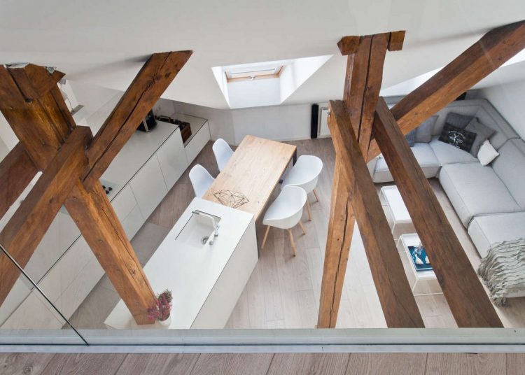 Öreg padlástérből látványos, modern otthon - világos terek, gerendákkal