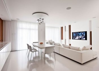 Hófehér enteriőrök, meleg, természetes fa elemekkel egy 120nm-es modern lakásban