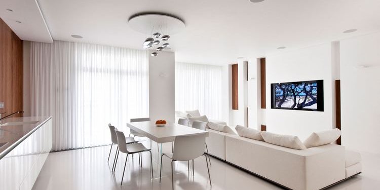 Hófehér enteriőrök, meleg, természetes fa elemekkel egy 120nm-es modern lakásban