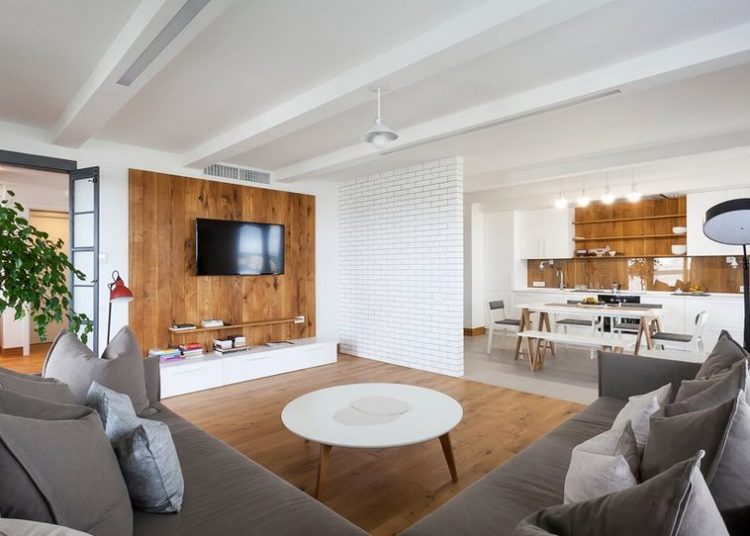 Fehér falak, meleg fa felületek - háromszobás lakás skandináv stílusban