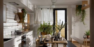 Fa, bőr, zöld növények és textilek, kontraszt és szimpla berendezés - egy tágas, háromszobás lakás