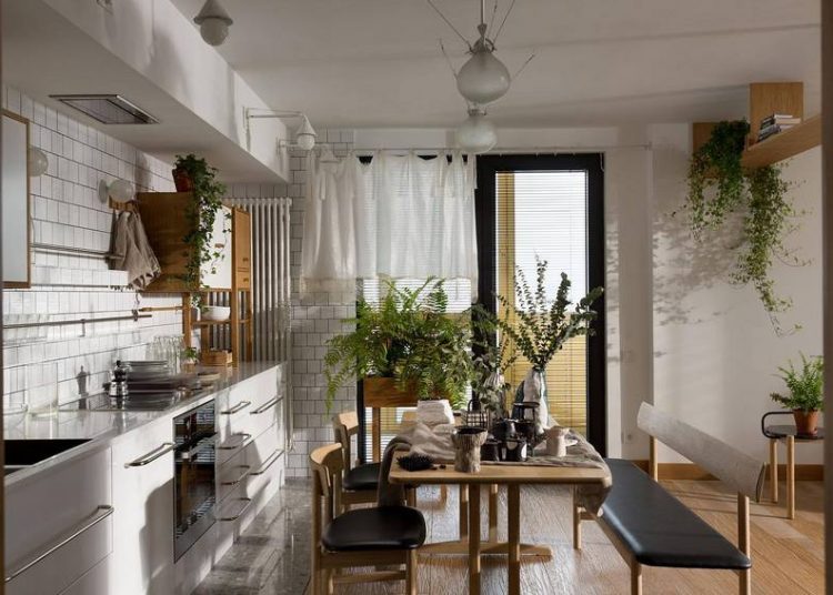 Fa, bőr, zöld növények és textilek, kontraszt és szimpla berendezés - egy tágas, háromszobás lakás