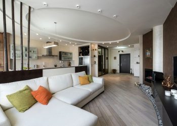 Elemek harmóniája - fa és kő, tűz és víz egy meleg árnyalatokkal és természetes anyagokkal berendezett lakásban