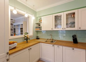 Négytagú család belső kétszintes otthona - egy színes és hangulatos, 130nm-es lakás