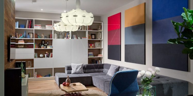 Szép fa felületek, design lámpák, élénk színfoltok - egy fiatal család háromszobás modern lakása