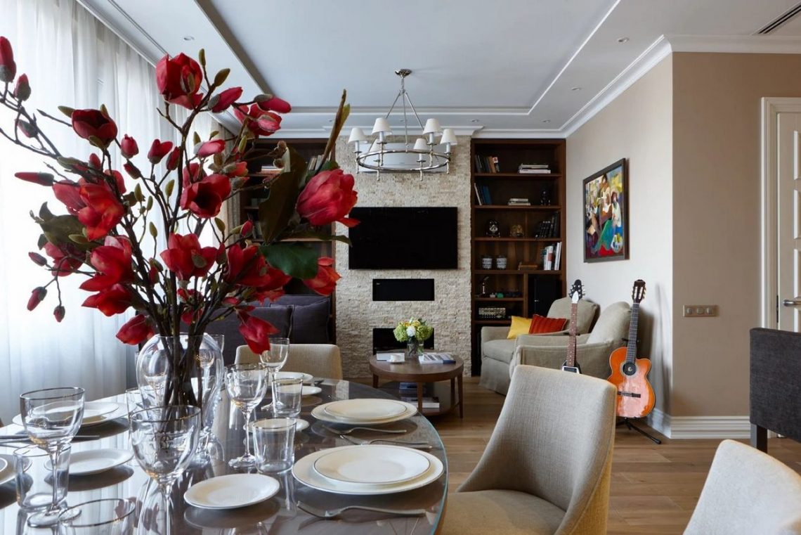 Fiatal család otthonosan berendezett háromszobás lakása - sok könyvespolc, gyönyörű előszoba, két fürdőszoba játékos és elegáns burkolatokkal