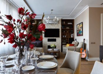 Fiatal család otthonosan berendezett háromszobás lakása - sok könyvespolc, gyönyörű előszoba, két fürdőszoba játékos és elegáns burkolatokkal