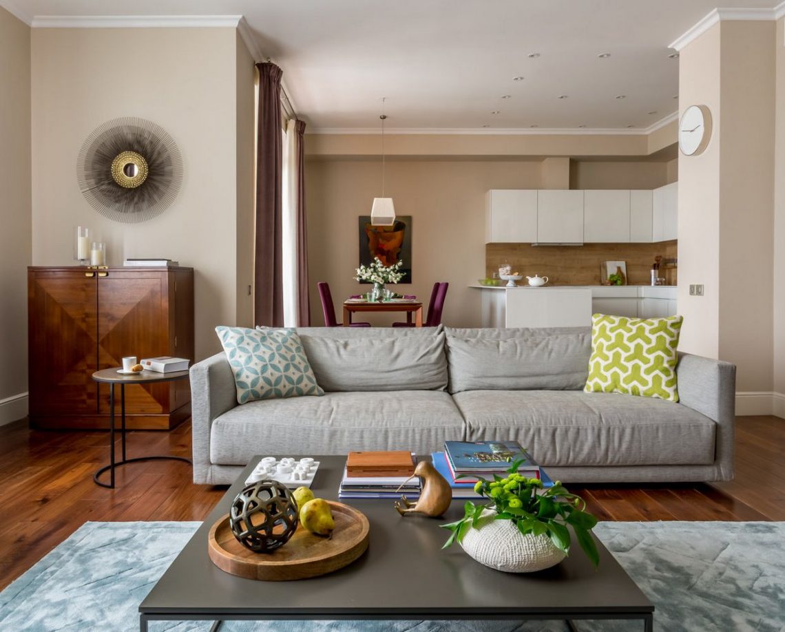 Üde, természetes, otthonos és modern - család négyszobás lakása bézs alappal, színekkel, szép burkolatokkal