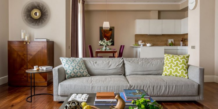 Üde, természetes, otthonos és modern - család négyszobás lakása bézs alappal, színekkel, szép burkolatokkal