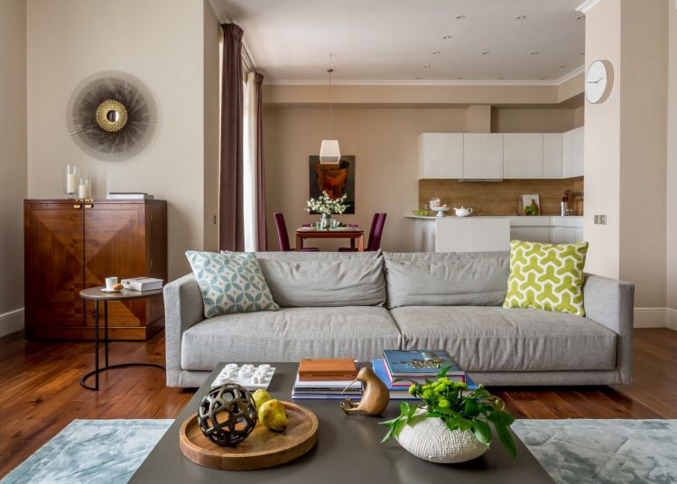 Üde, természetes, otthonos és modern - család négyszobás lakása bézs alappal, színekkel, szép burkolatokkal