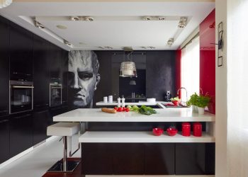 Piros és fekete - modern kétszintes lakás színes, kontrasztos dekorációval