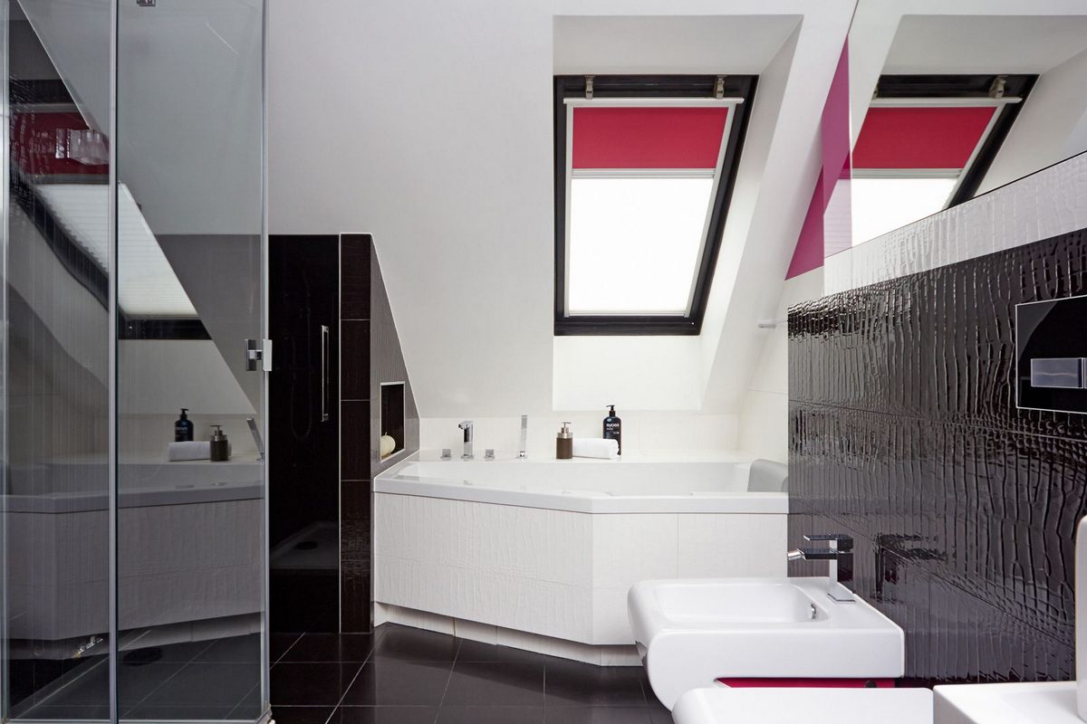 Piros és fekete - modern kétszintes lakás színes, kontrasztos dekorációval