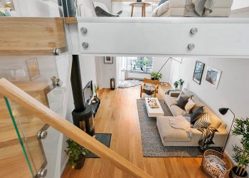 Belső kétszintes lakás szép lakozott tölgy szalagparkettával és hét tetőablakkal