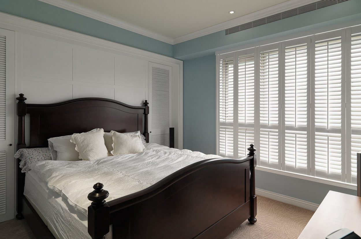 Lakás amerikai stílusban, kellemes szürkészöld színekkel, üvegfalú dolgozószobával Lakás amerikai stílusban, kellemes szürkészöld színekkel, üvegfalú dolgozószobával