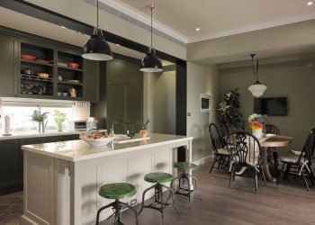 Lakás amerikai stílusban, kellemes szürkészöld színekkel, üvegfalú dolgozószobával