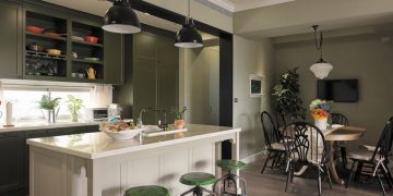 Lakás amerikai stílusban, kellemes szürkészöld színekkel, üvegfalú dolgozószobával