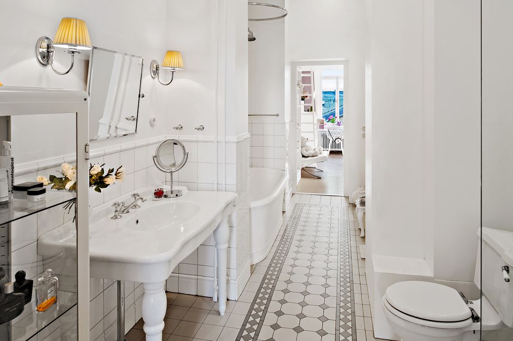 Fehér bútorok, fekete konyha, semleges falszínek - 153nm Fehér bútorok, fekete konyha, semleges falszínek - 153nm