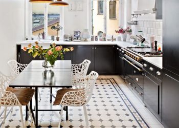 Fehér bútorok, fekete konyha, semleges falszínek - 153nm