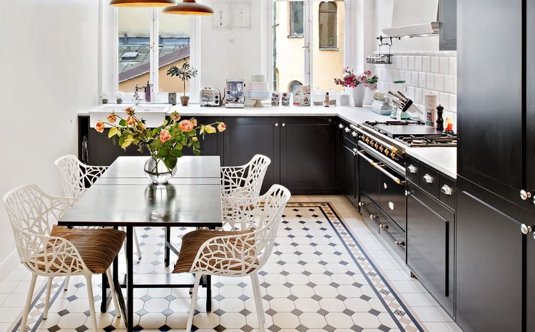 Fehér bútorok, fekete konyha, semleges falszínek - 153nm