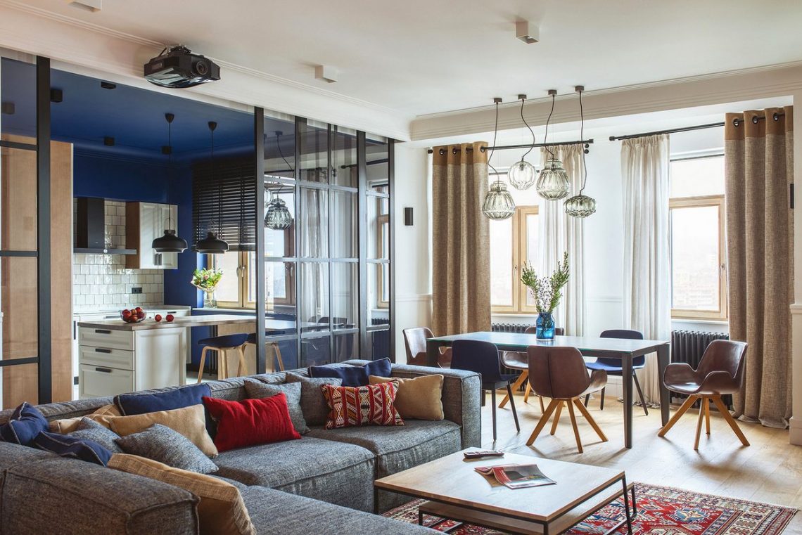 Elegáns, nagy lakás - élénk és mély színárnyalatok minden helyiségben, kék, piros, fekete, szürke