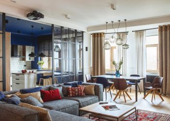 Elegáns, nagy lakás - élénk és mély színárnyalatok minden helyiségben, kék, piros, fekete, szürke