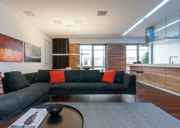 Egyensúly színes és semleges dekoráció, szimpla és praktikus berendezés között egy 167m2-es lakásban