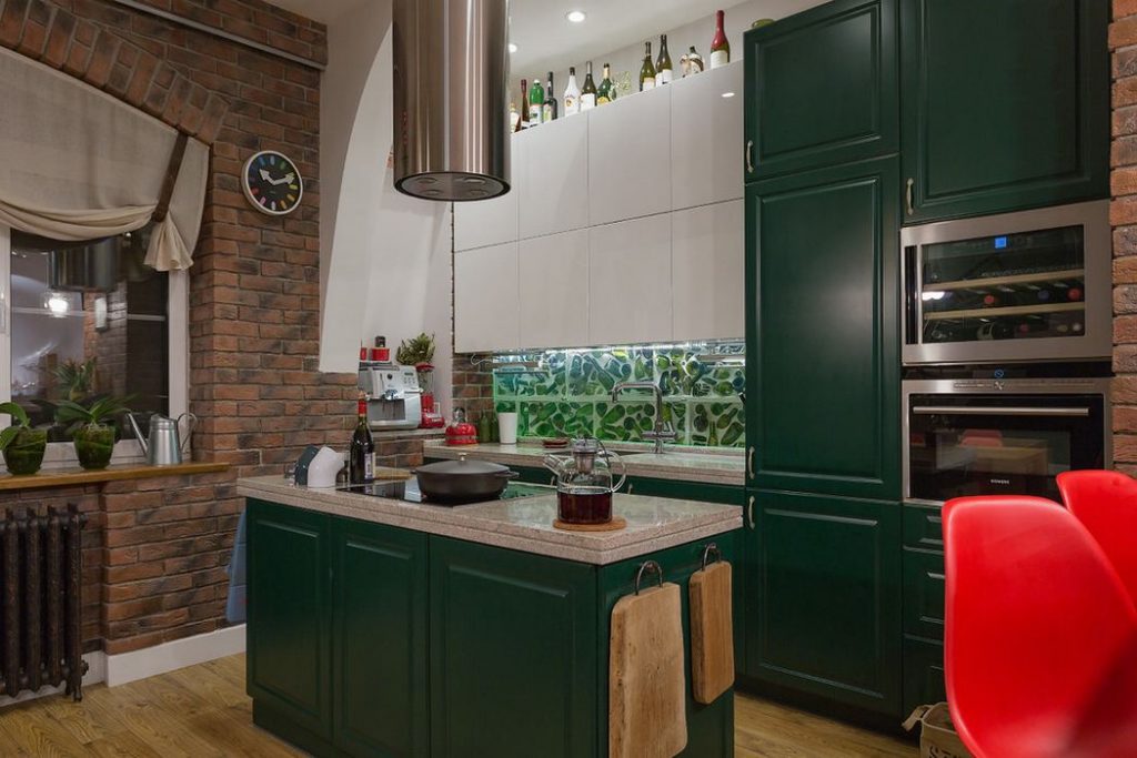 Látványos kétszintes otthon - smaragdzöld konyha és falak, élénk színek, játszó- és gyerekszoba