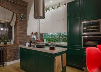 Látványos kétszintes otthon - smaragdzöld konyha és falak, élénk színek, játszó- és gyerekszoba