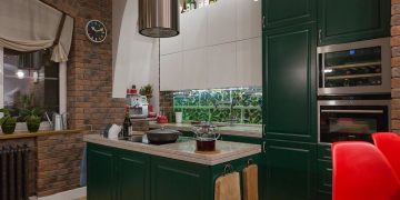 Látványos kétszintes otthon - smaragdzöld konyha és falak, élénk színek, játszó- és gyerekszoba
