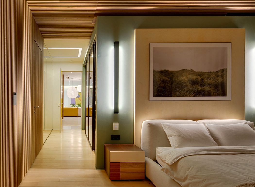 Nagy lakás berendezés - meleg fa és elegáns fényes felületek, kellemes színárnyalatok Nagy lakás berendezés - meleg fa és elegáns fényes felületek, kellemes színárnyalatok