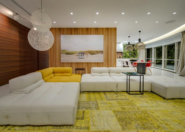 Nagy lakás berendezés - meleg fa és elegáns fényes felületek, kellemes színárnyalatok