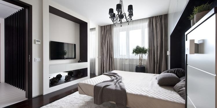 Barna, fehér, fekete színek egy elegáns nagy, modern lakásban
