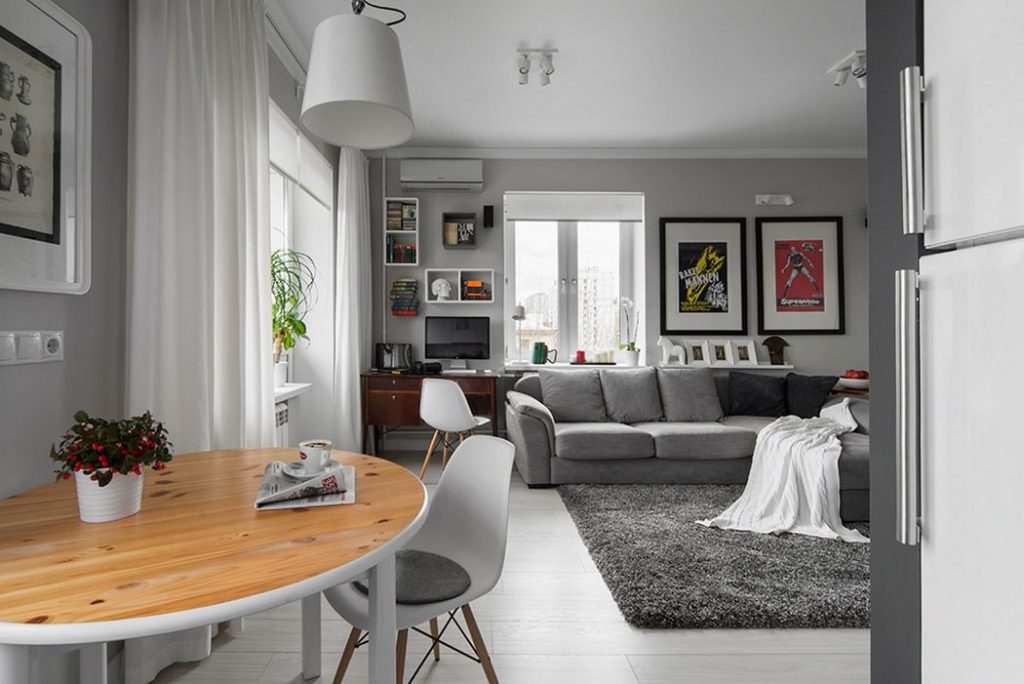 Kis lakás, nyitott nappali és konyha, szürke színárnyalatok, stílusos lakberendezés