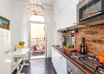 Csillár és tégla a konyhában, sötét fa padló, galéria - 35nm-es kis lakás