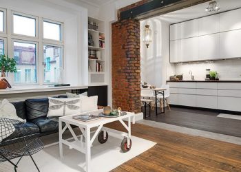 Megnyitott téglafallal két részre osztott egyszobás kis lakás galériával és nagy belmagassággal