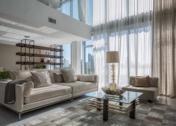 Különleges terek: két emelet magas nappali és hatalmas üvegfelületek