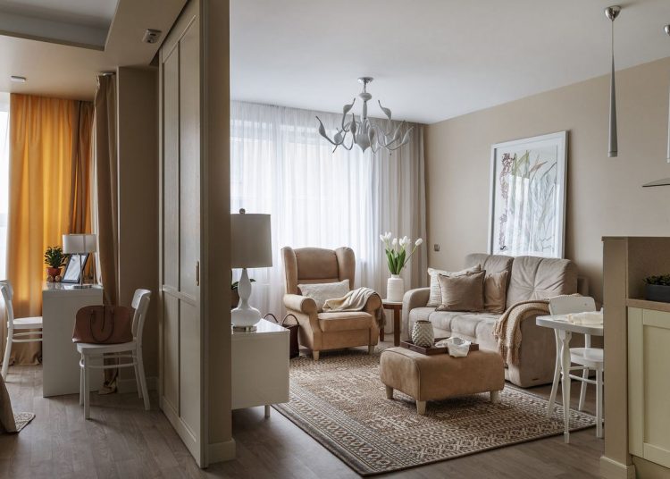 Szép és nyugodt vagy unalmas? Bézs árnyalatokkal dekorált 50m2-es lakás - tolóajtóval elválasztott háló és amerikai konyha