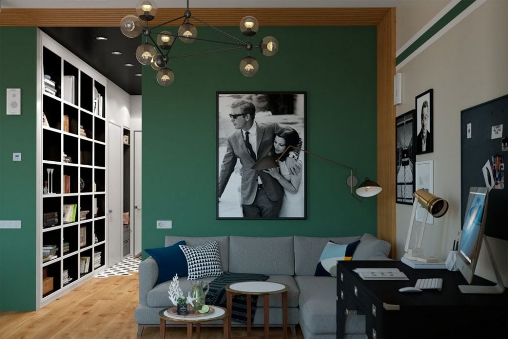 50m2 - szép zöld fal, könyvespolc az üvegfallal határolt hálószoba előtt - modern és természetes lakberendezés
