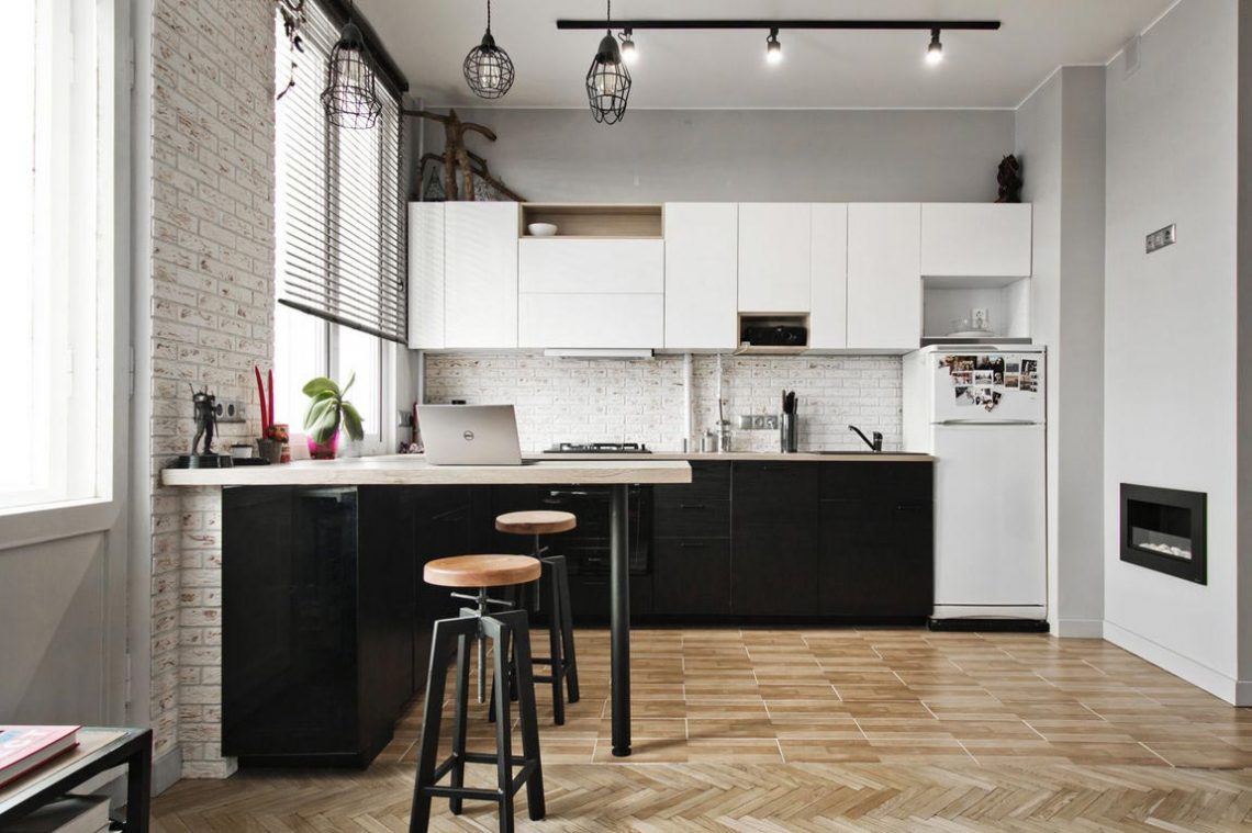 50m2-es legénylakás férfias kontrasztokkal, tágasra alakított, fal eltávolításával összenyitott nappali-konyhával, fekete-fehér felületekkel