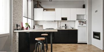 50m2-es legénylakás férfias kontrasztokkal, tágasra alakított, fal eltávolításával összenyitott nappali-konyhával, fekete-fehér felületekkel