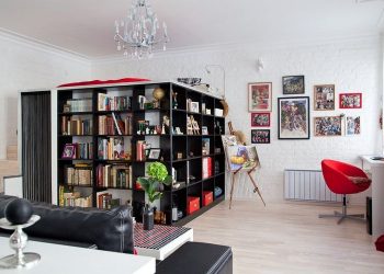 50nm-es lakás, élénk színek, hálószoba egy - kívül polcokkal borított, belül gardróbszoba - kocka tetején