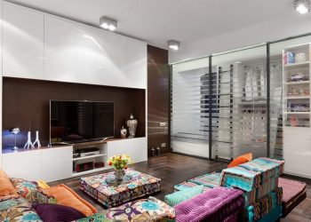 Szobák a gardróbban - érdekes és egyedi 50nm-es lakás egy fiatal férfinak, üveg tolóajtókkal elválasztott helyiségekkel